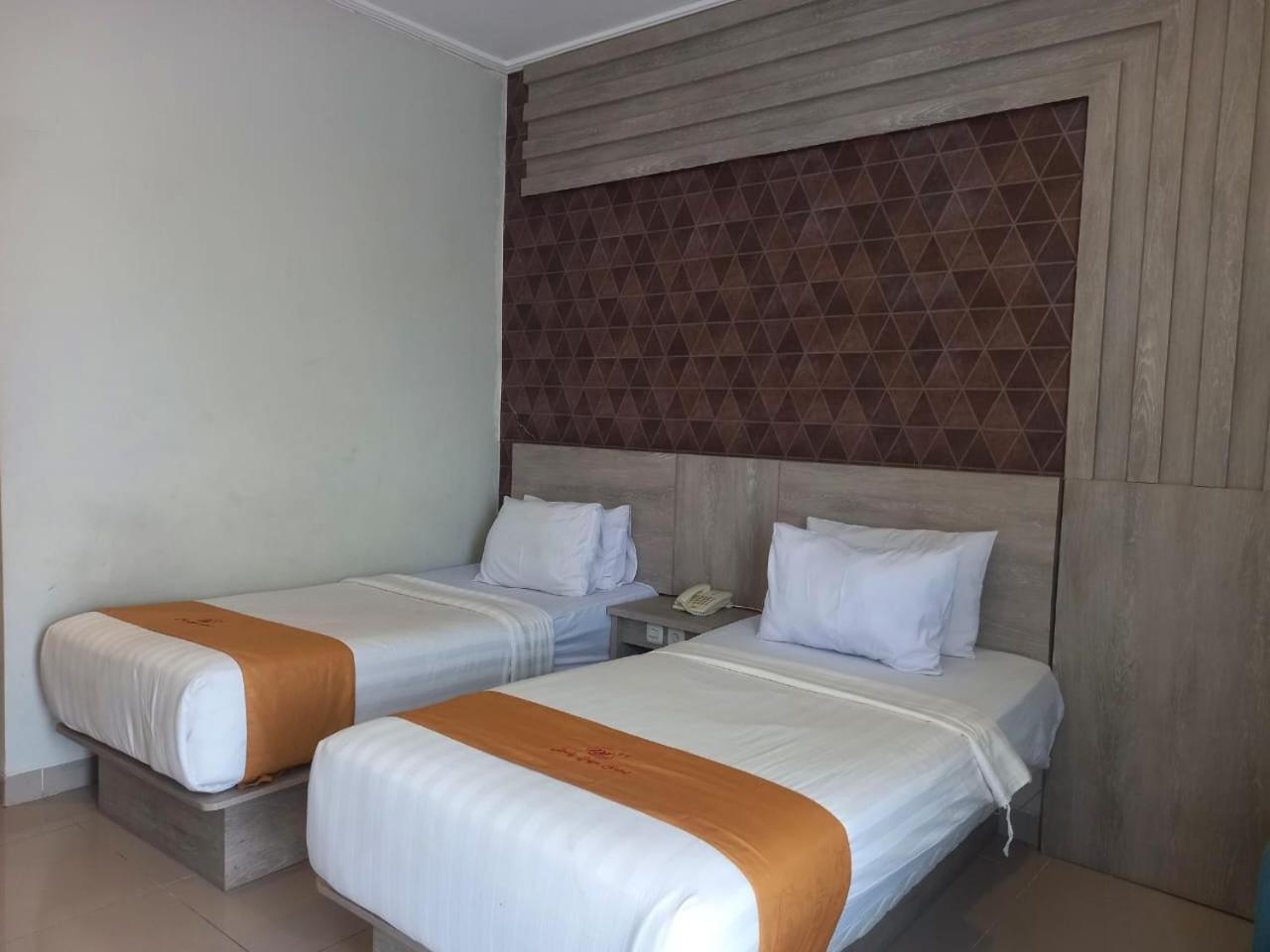 Urbanview Hotel Dedy Jaya Brebes Bagian luar foto