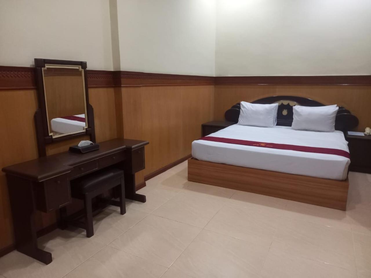 Urbanview Hotel Dedy Jaya Brebes Bagian luar foto