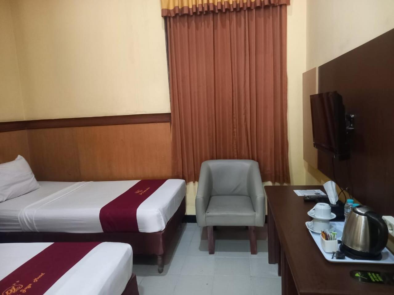 Urbanview Hotel Dedy Jaya Brebes Bagian luar foto