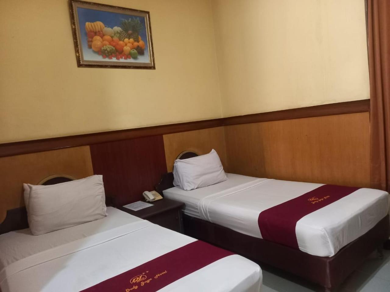 Urbanview Hotel Dedy Jaya Brebes Bagian luar foto