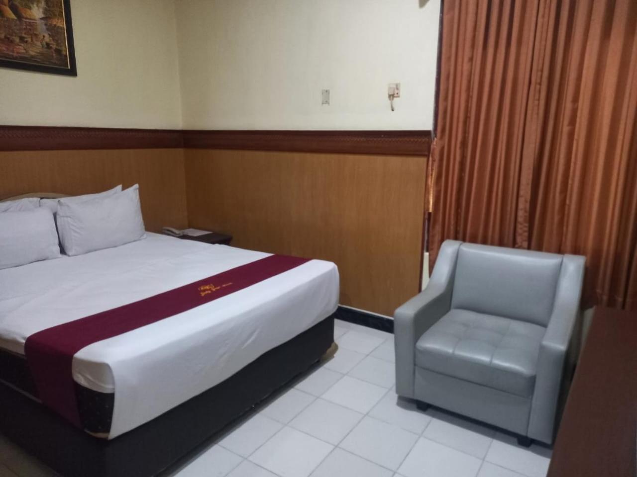 Urbanview Hotel Dedy Jaya Brebes Bagian luar foto